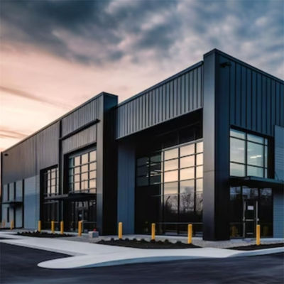 होटल और रिसॉर्ट सहित आतिथ्य उद्योग परियोजनाओं के लिए उपयुक्त एल्यूमीनियम खिड़कियों को शामिल करने वाली आधुनिक इस्पात संरचना