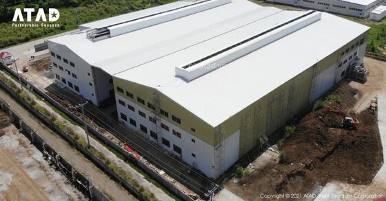 एक बड़े पूर्वनिर्मित स्टील संरचना कार्यालय भवन जिसमें ढलान वाली छत और कंक्रीट की नींव है