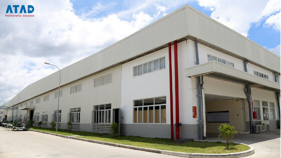 एक बड़े पूर्वनिर्मित स्टील संरचना कार्यालय भवन जिसमें ढलान वाली छत और कंक्रीट की नींव है